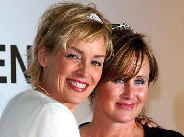 Celebrities and Their Siblings (84 pics)