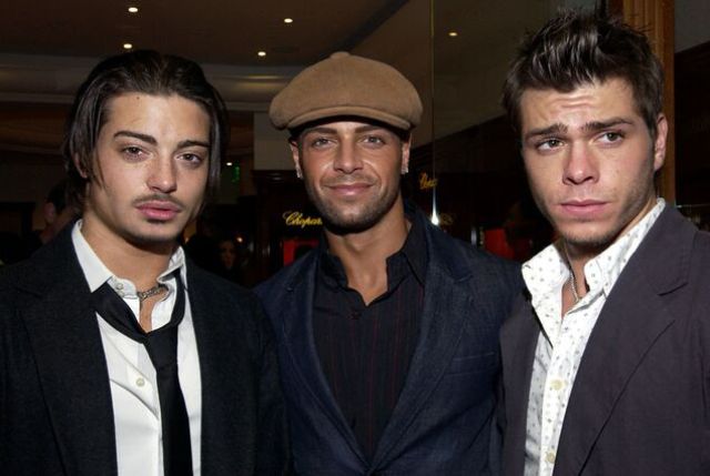 Celebrities and Their Siblings (84 pics)