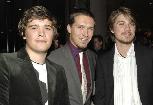 Celebrities and Their Siblings (84 pics)