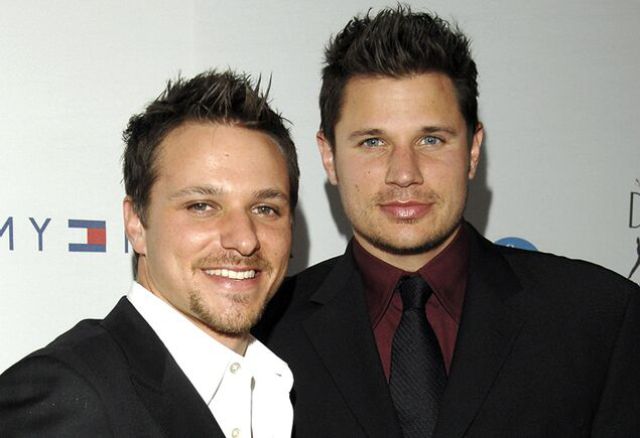 Celebrities and Their Siblings (84 pics)