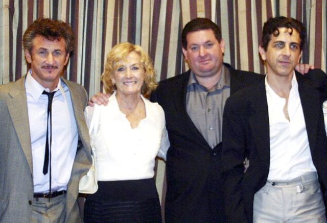 Celebrities and Their Siblings (84 pics)