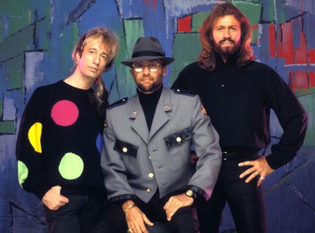 Celebrities and Their Siblings (84 pics)