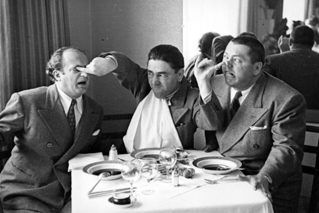 Celebrities and Their Siblings (84 pics)