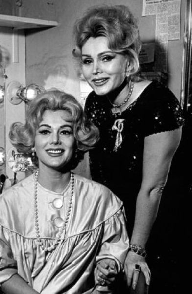 Celebrities and Their Siblings (84 pics)