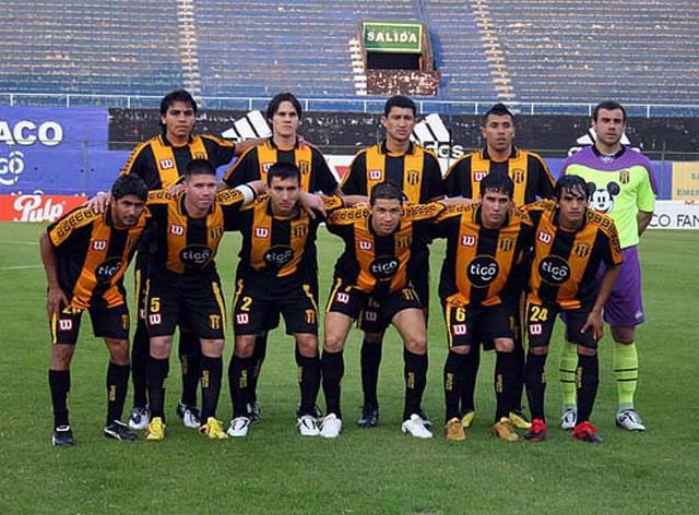 Pablo Aurrecochea - The Most Extravagant Goalkeeper in the World (11 pics)