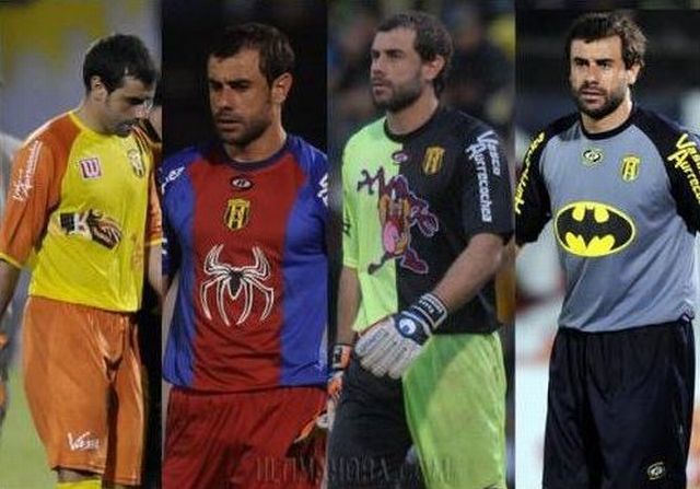 Pablo Aurrecochea - The Most Extravagant Goalkeeper in the World (11 pics)